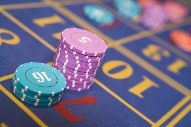 istanaimpian Lightning Roulette live dealer table with multiplier display on mobile